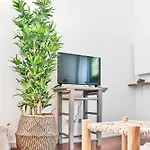 Kopke 113, Local & Spacious 2bed شقة